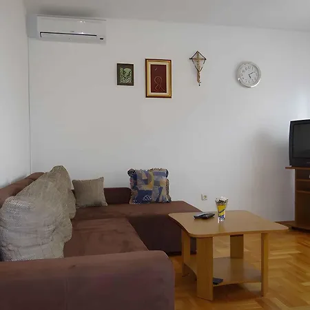 Apartman Okrug Gornji 32 *