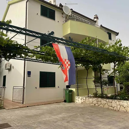 Okrug Gornji 32 *
